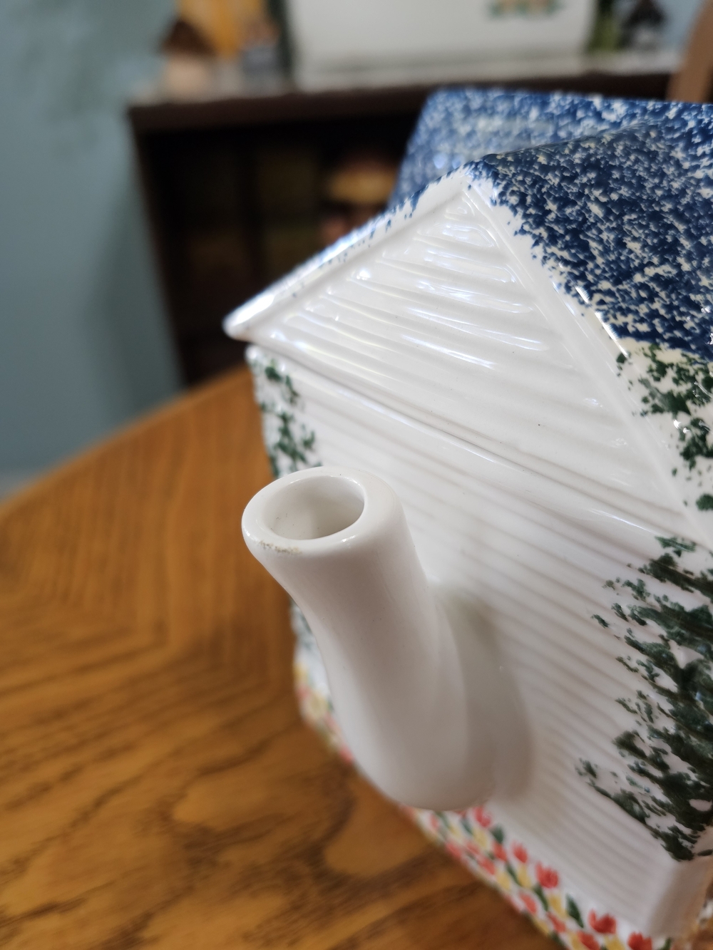Vintage Ceramic Inspirado Honeymoon Hotel Blue Roof Flowers Cottagecore Teapot - Picture 10 of 10